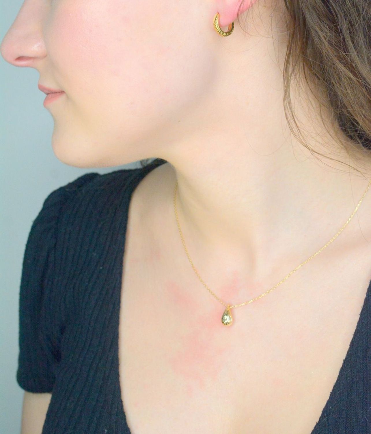 Złoty naszyjnik damski 375 mała kropla z ozdobnym grawerowaniem NA 3647A 375 Delikatny naszyjnik wykonany z najwyższej jakości złota próby 375. Złoty naszyjnik idealnie sprawdzi się w minimalistycznyc1.jpg